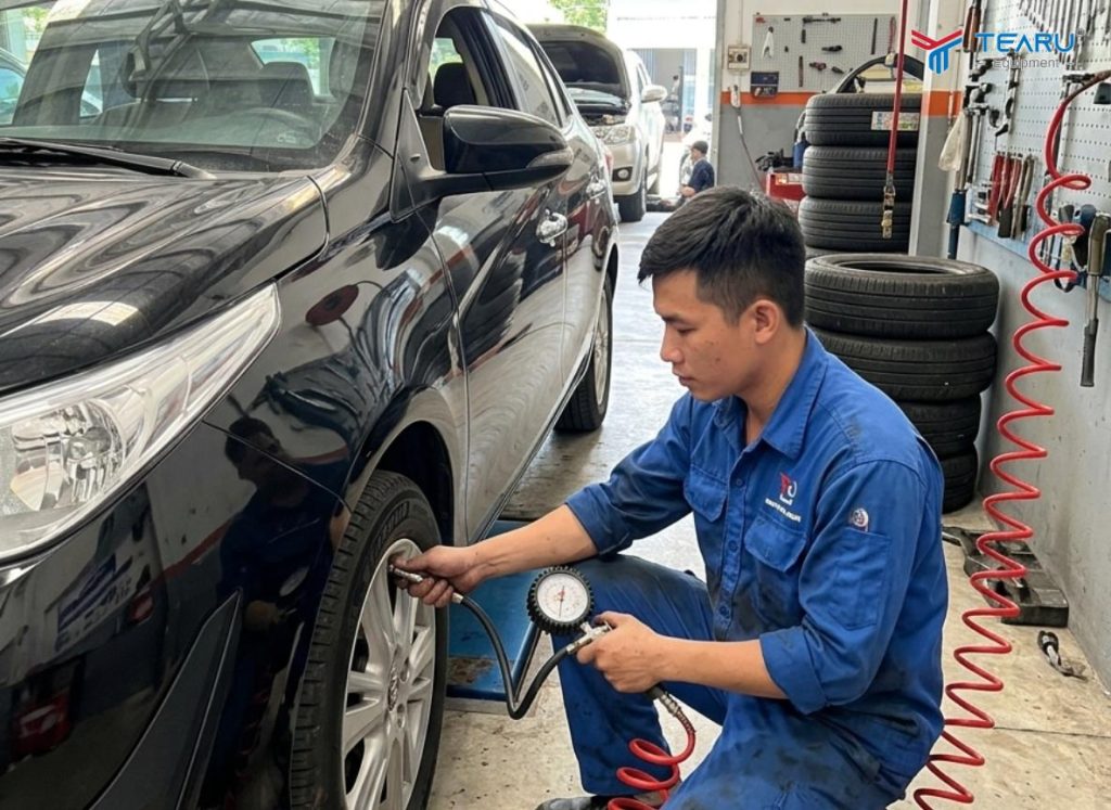 Bảo Dưỡng Lốp Xe Trong Thời Tiết Nắng Gắt: Những Điều Cần Biết 2 Kiểm tra áp suất lốp thường xuyên giúp lốp dùng được bền hơn trong mùa nắng gắt