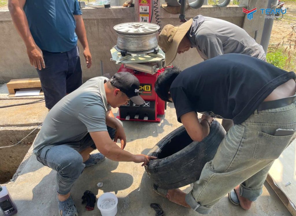 Tư Vấn Mở Tiệm: Có Nên Đầu Tư Máy Ra Vào Lốp Ngay Từ Đầu? 3 Công ty Tearu hướng dẫn khách hàng vận hành máy ra vào lốp thương hiệu Bestech