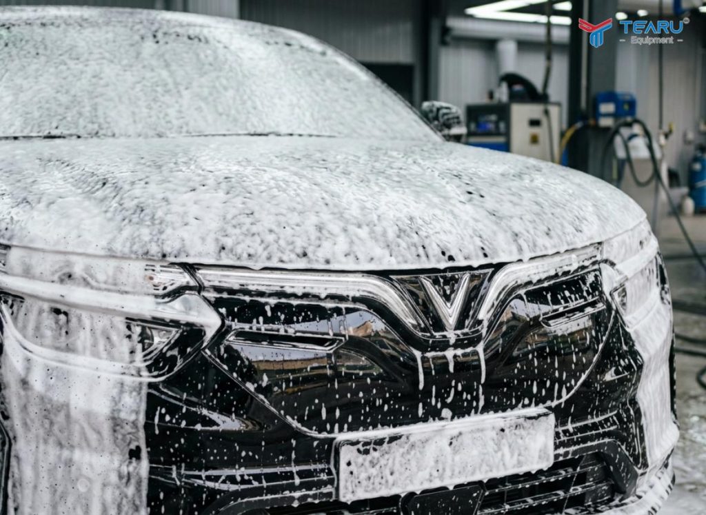 Dung Dịch Rửa Xe Ô Tô Điện Không Chạm: Giải Pháp Làm Sạch Thời Đại Mới 2 Dung dịch rửa xe không chạm với khả năng bóc tách vết bẩn mạnh mẽ kết hợp cùng máy rửa xe cao áp giảm khả năng gây xước sơn