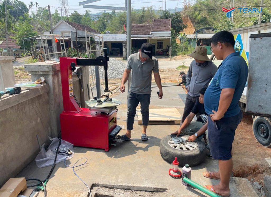 Tư Vấn Mở Tiệm: Có Nên Đầu Tư Máy Ra Vào Lốp Ngay Từ Đầu? 4 Khi mua hàng tại Công ty Tearu bàn giao thiết bị tận nơi và chế độ bảo hành uy tín