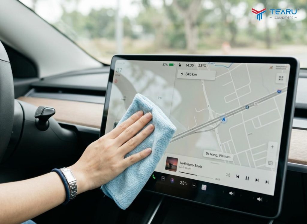 Dung Dịch Vệ Sinh Nội Thất Ô Tô Điện Cao Cấp Giúp Xe Luôn Như Mới 4 Sau khi xịt dung dịch lên bề mặt cần lau lại bằng khăn khô