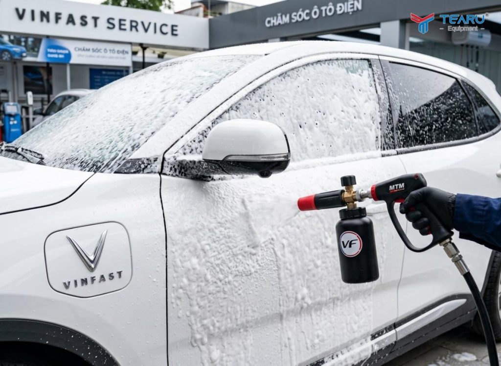 Những Sai Lầm Khi Rửa Xe Ô Tô Điện Mà Bạn Cần Tránh 5 Phun dung dịch rửa xe đã pha loãng đúng tỉ lệ lên thân xe