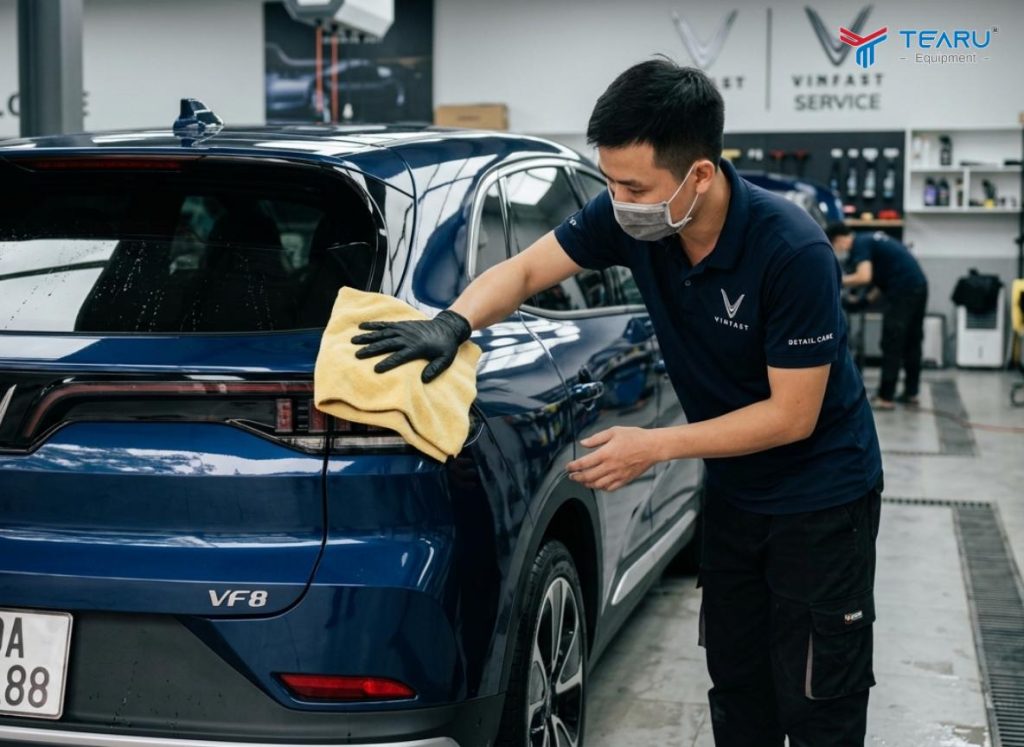 Những Sai Lầm Khi Rửa Xe Ô Tô Điện Mà Bạn Cần Tránh 3 Lau xe bằng khăn microfiber tránh để nước đọng lại trên bề mặt xe