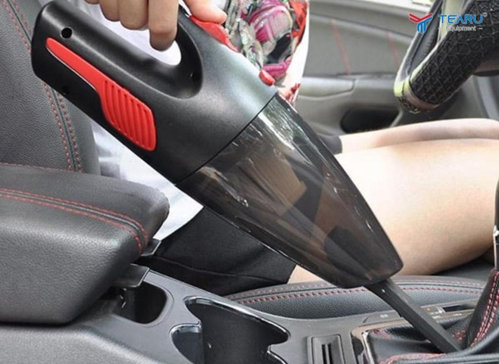Những Phụ Kiện Nên Trang Bị Cho Xe Trước Kỳ Nghỉ Lễ 4 Máy hút bụi mini nhỏ gọn dễ dàng hút sạch bụi bẩn và vụn thức ăn