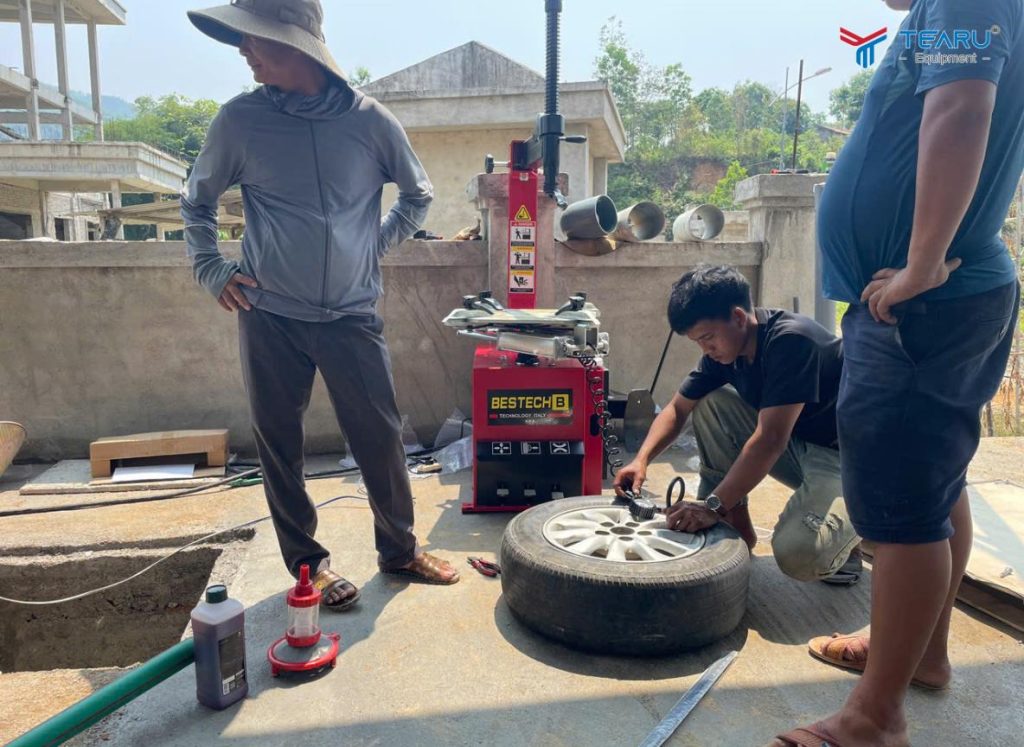 Tư Vấn Mở Tiệm: Có Nên Đầu Tư Máy Ra Vào Lốp Ngay Từ Đầu? 2 Đầu tư máy ra vào lốp ngay từ đầu giúp tiệm nâng cấp dịch vụ chuyên nghiệp hơn