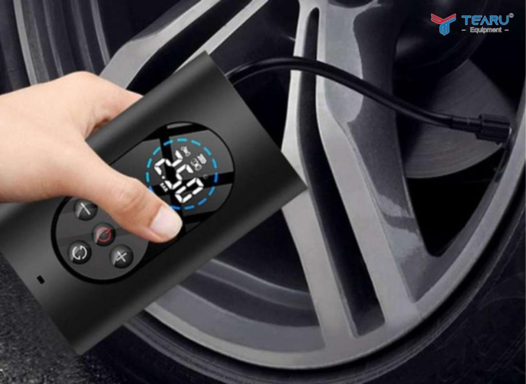 Những Phụ Kiện Nên Trang Bị Cho Xe Trước Kỳ Nghỉ Lễ 2 Thiết bị không thể thiếu trên ô tô là máy bơm lốp và kích bình mini