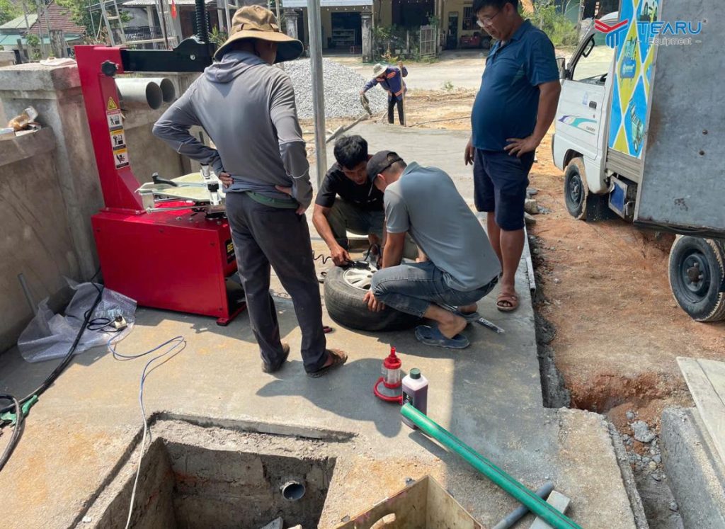 Tư Vấn Mở Tiệm: Có Nên Đầu Tư Máy Ra Vào Lốp Ngay Từ Đầu? 5 Khi đầu tư máy ra vào lốp để làm dịch vụ làm lốp chủ tiệm còn có thể bán thêm lốp và mâm để tăng thu nhập