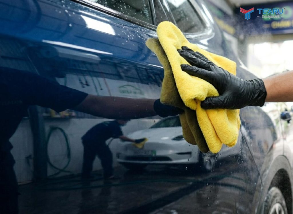 Các Tình Trạng Thường Gặp Khi Rửa Xe Ô Tô Điện Và Cách Xử Lý Chuẩn Kỹ Thuật 5 Lau khô xe ngay sau khi rửa