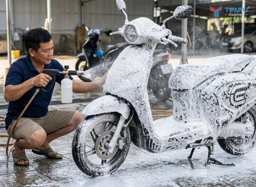 Cách Rửa Xe Máy Điện Đúng Chuẩn Tại Nhà – An Toàn, Không Hư Pin 5 Cần sử dụng dung dịch chuyên dụng khi rửa xe máy điện tại nhà