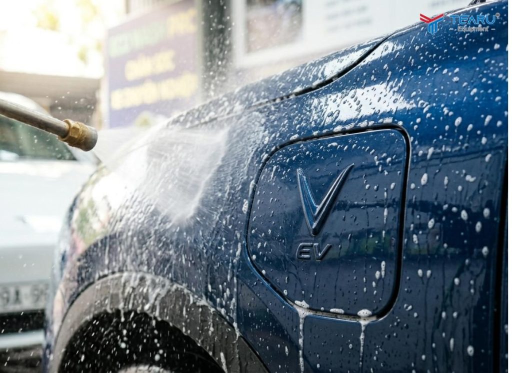 Các Tình Trạng Thường Gặp Khi Rửa Xe Ô Tô Điện Và Cách Xử Lý Chuẩn Kỹ Thuật 2 Cần đóng kỹ cổng sạc pin khi rửa xe