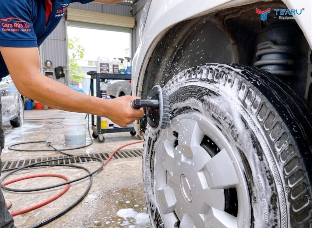 Bí Quyết Làm Bóng Lốp Xe Bền Đẹp, Đen Sâu Không Bám Bụi 2 Trước khi dưỡng bóng lốp cần vệ sinh sạch sẽ bề mặt