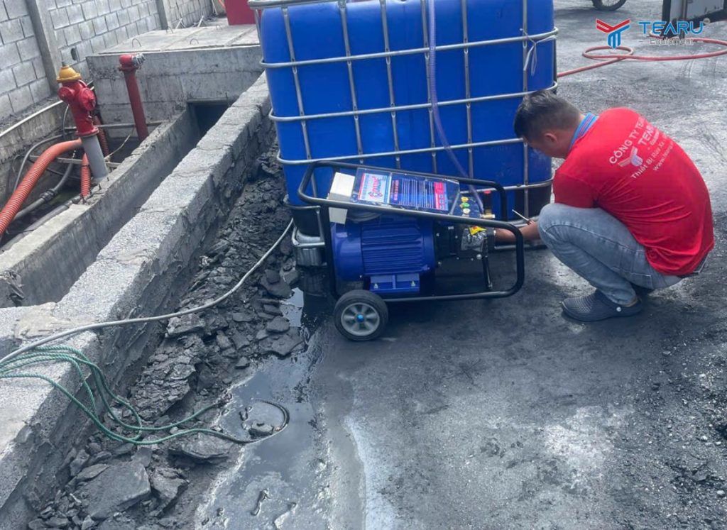 Những Sai Lầm Khi Sử Dụng Máy Rửa Xe Khiến Máy Nhanh Hỏng 2 Cần thay nhớt đầu máy định kỳ để hoạt động trơn tru