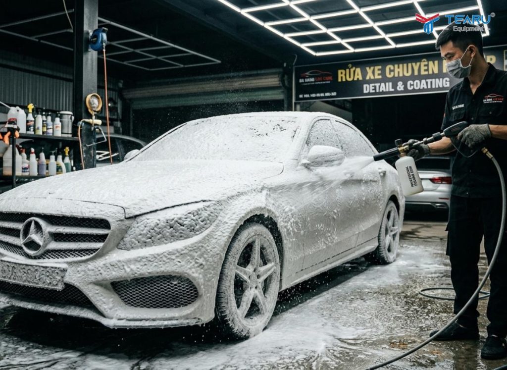 Thứ Tự Rửa Các Bộ Phận Trên Xe Ô Tô Đúng Cách Để Không Trầy Sơn 3 Phủ bọt tuyết lên toàn bộ thân xe