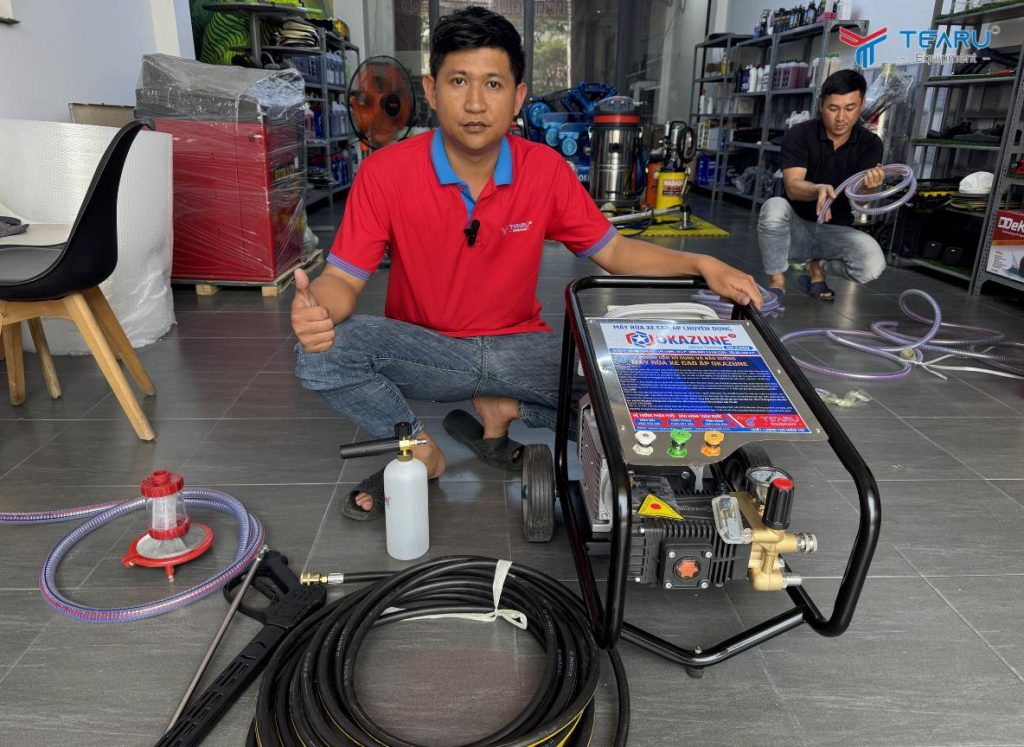 Thiết Bị Hỗ Trợ Rửa Xe Nhanh Sạch Được Nhiều Gara Tin Dùng 2 Máy rửa xe cao áp Okazune với lực nước cực mạnh, bền bỉ dùng liên tục nhiều giờ liền