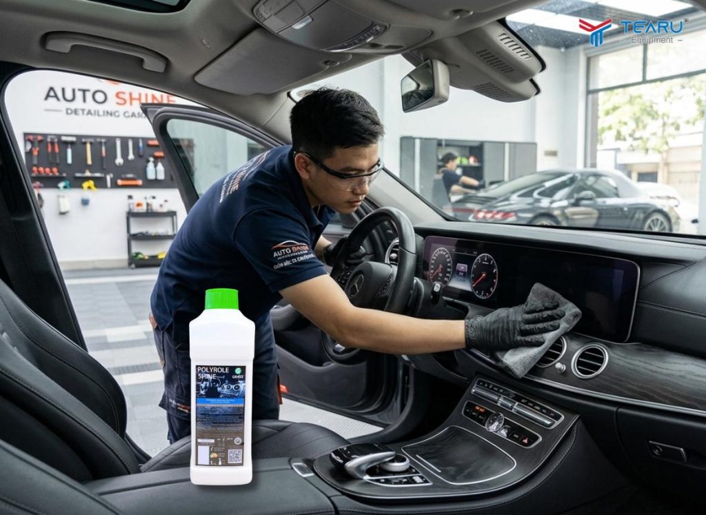 Bí Quyết Dưỡng Nội Thất Xe Ô Tô Hiệu Quả Và Tiết Kiệm Chi Phí 3 Sử dụng khăn mềm để lau nội thất chuyên dụng