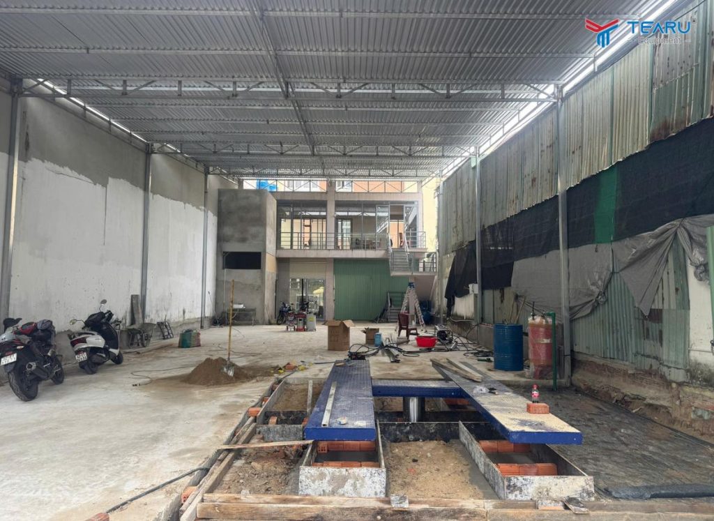Diện Tích Tối Thiểu Để Mở Tiệm Rửa Xe Ô Tô Là Bao Nhiêu? 2 Tiệm rửa xe có cầu nâng 1 trụ chiều ngang ít nhất 5m